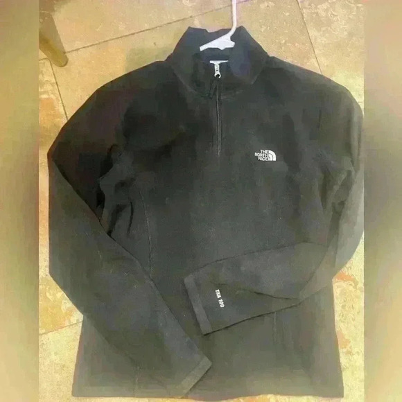 The North Face women’s TKA 100 pullover in size Medium. Black lightweight. - Picture 2 of 3